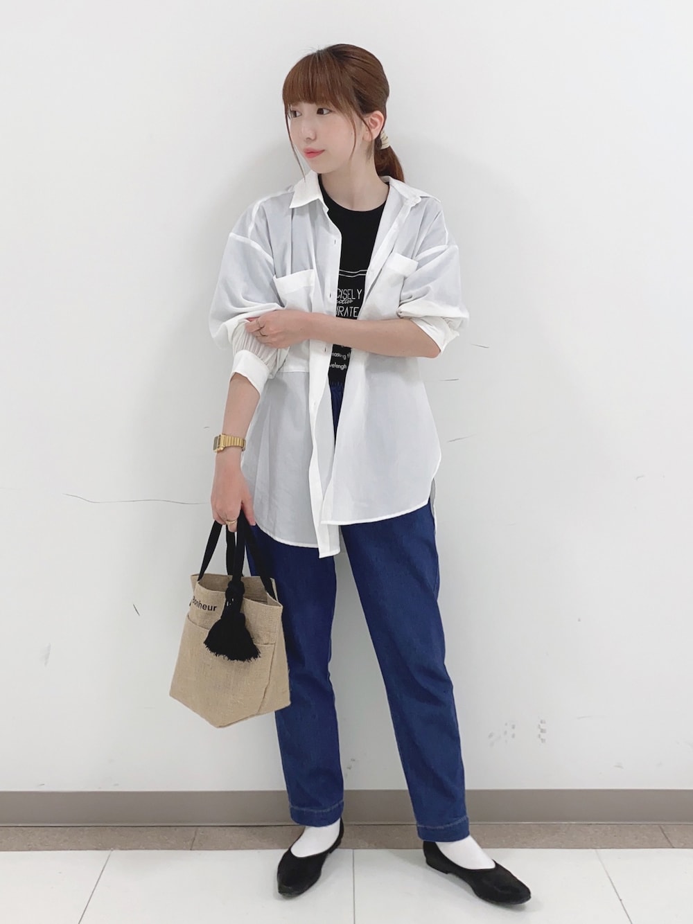 ホワイト系のシャツ/ブラウス、ブラック系のTシャツ/カットソー、ブルー系のその他パンツを着用したレディースの春コーディネートの1枚目の写真