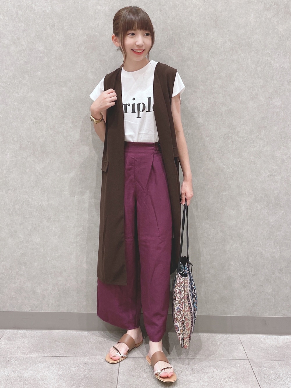 ホワイト系のTシャツ/カットソー、パープル系のその他パンツ、ブラウン系のサンダルを着用したレディースの夏コーディネートの1枚目の写真