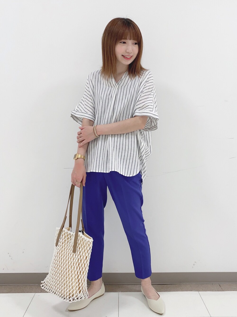 ブルー系のシャツ/ブラウス、ブルー系のその他パンツ、ベージュ系のパンプスを着用したレディースの春コーディネートの1枚目の写真