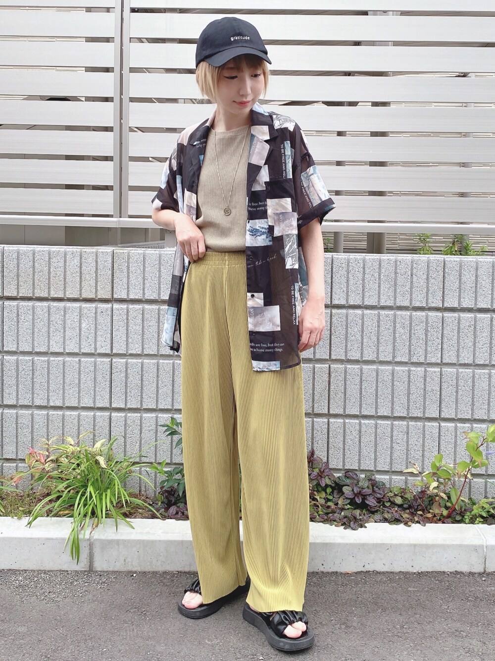 グリーン系のタンクトップ、ブラック系のシャツ/ブラウス、グリーン系のその他パンツを着用したレディースの夏コーディネートの1枚目の写真