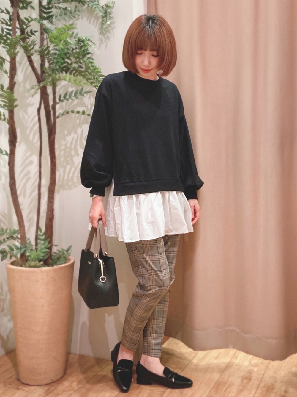 ブラック系のチュニック、グレー系のその他パンツ、ブラック系のシューズを着用したレディースの秋コーディネートの1枚目の写真