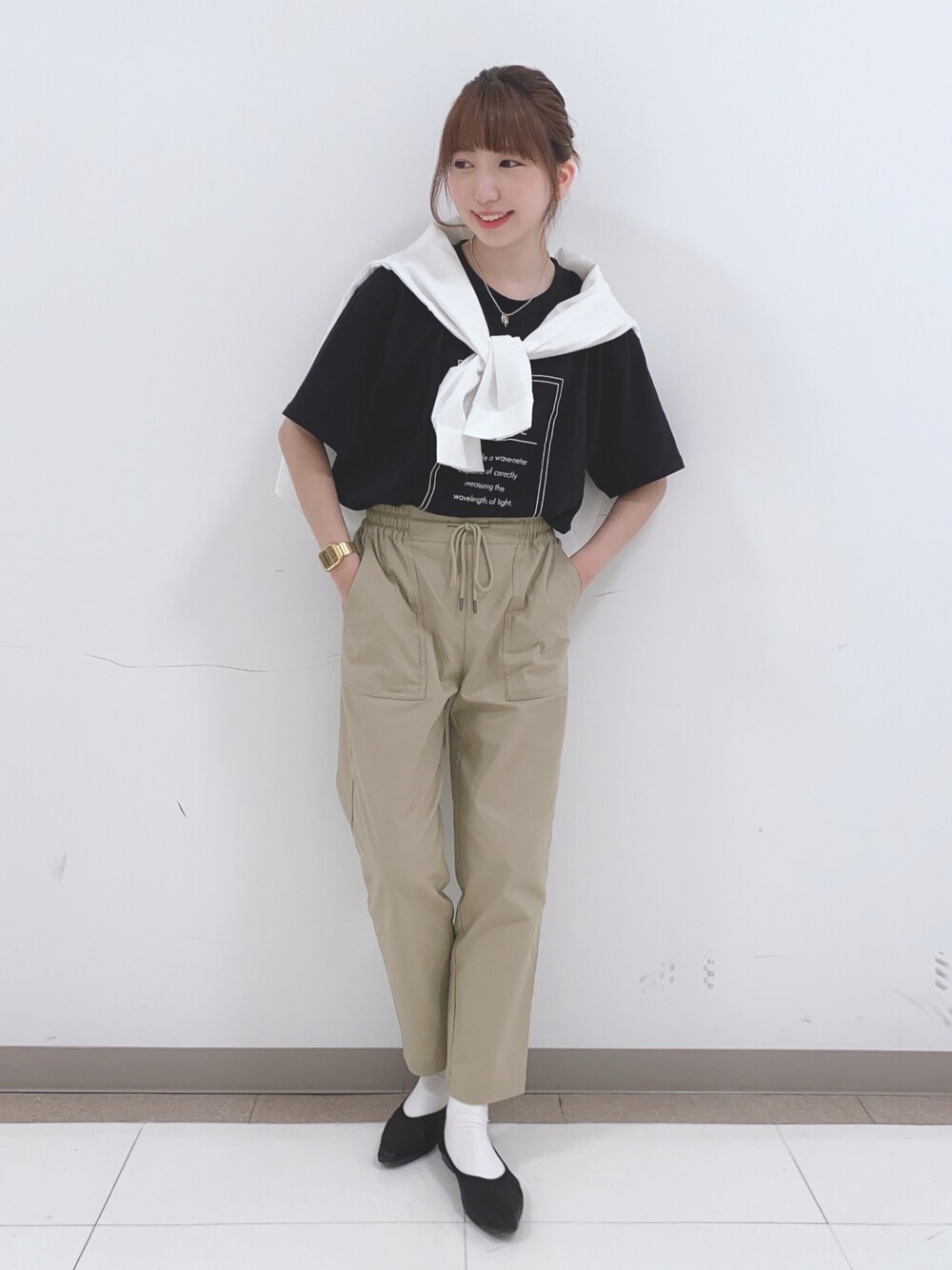 ブラック系のTシャツ/カットソー、ベージュ系のその他パンツ、ブラック系のパンプスを着用したレディースの春コーディネートの1枚目の写真