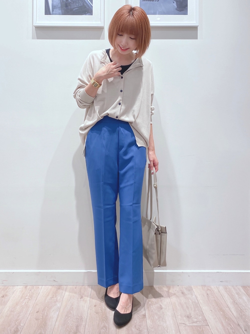 ベージュ系のカーディガン/ボレロ、ブルー系のその他パンツ、グレー系のショルダーバッグを着用したレディースの秋コーディネートの1枚目の写真
