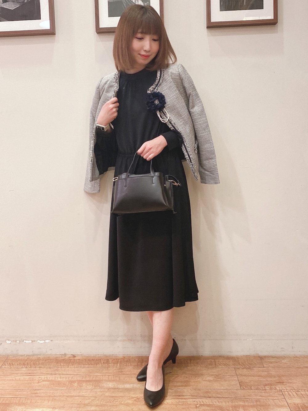 ブラック系のワンピース、グレー系のノーカラージャケット、ブラック系のショルダーバッグを着用したレディースの冬コーディネートの1枚目の写真