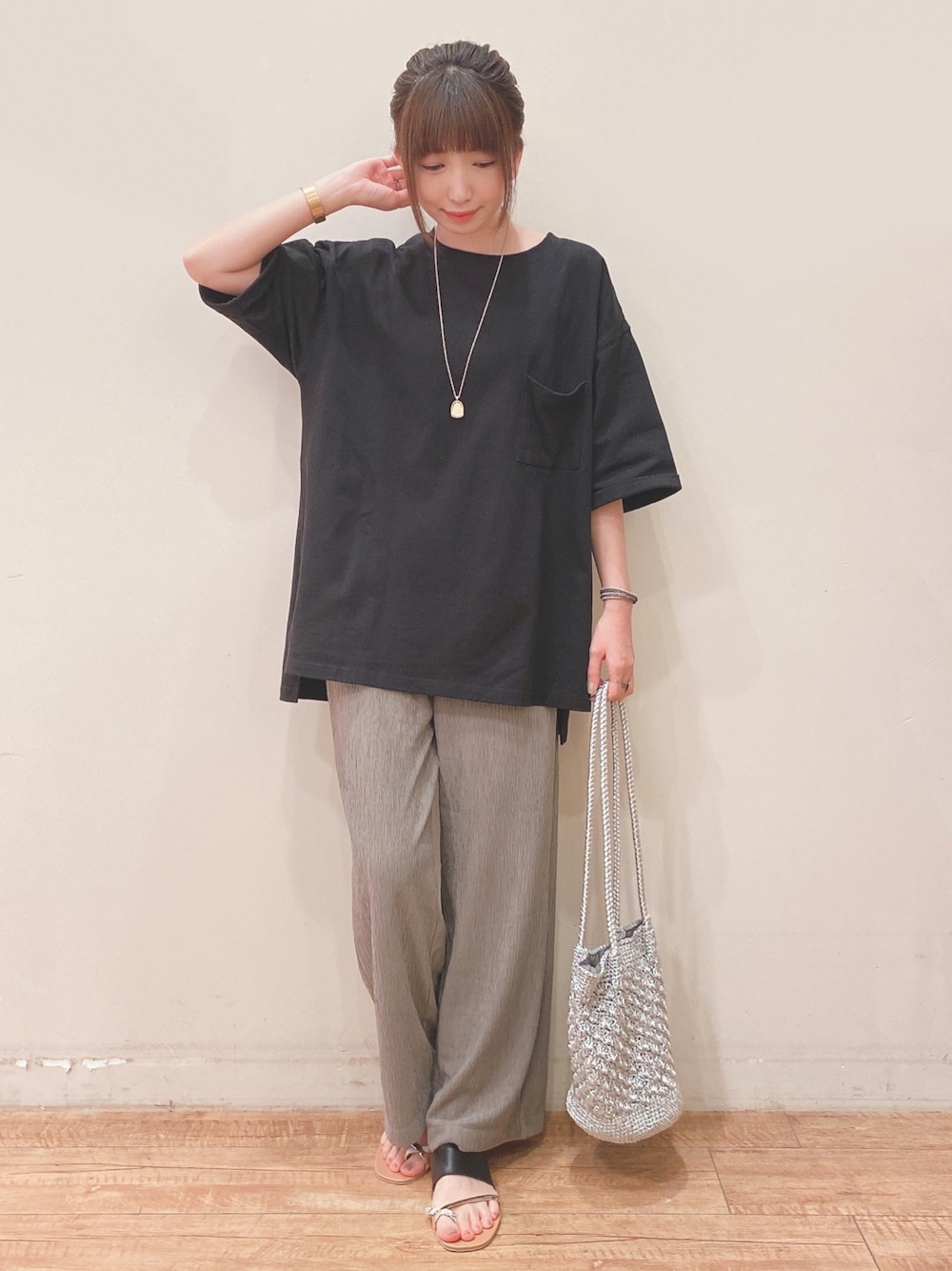 ブラック系のTシャツ/カットソー、ベージュ系のその他パンツ、ブラック系のサンダルを着用したレディースの夏コーディネートの1枚目の写真