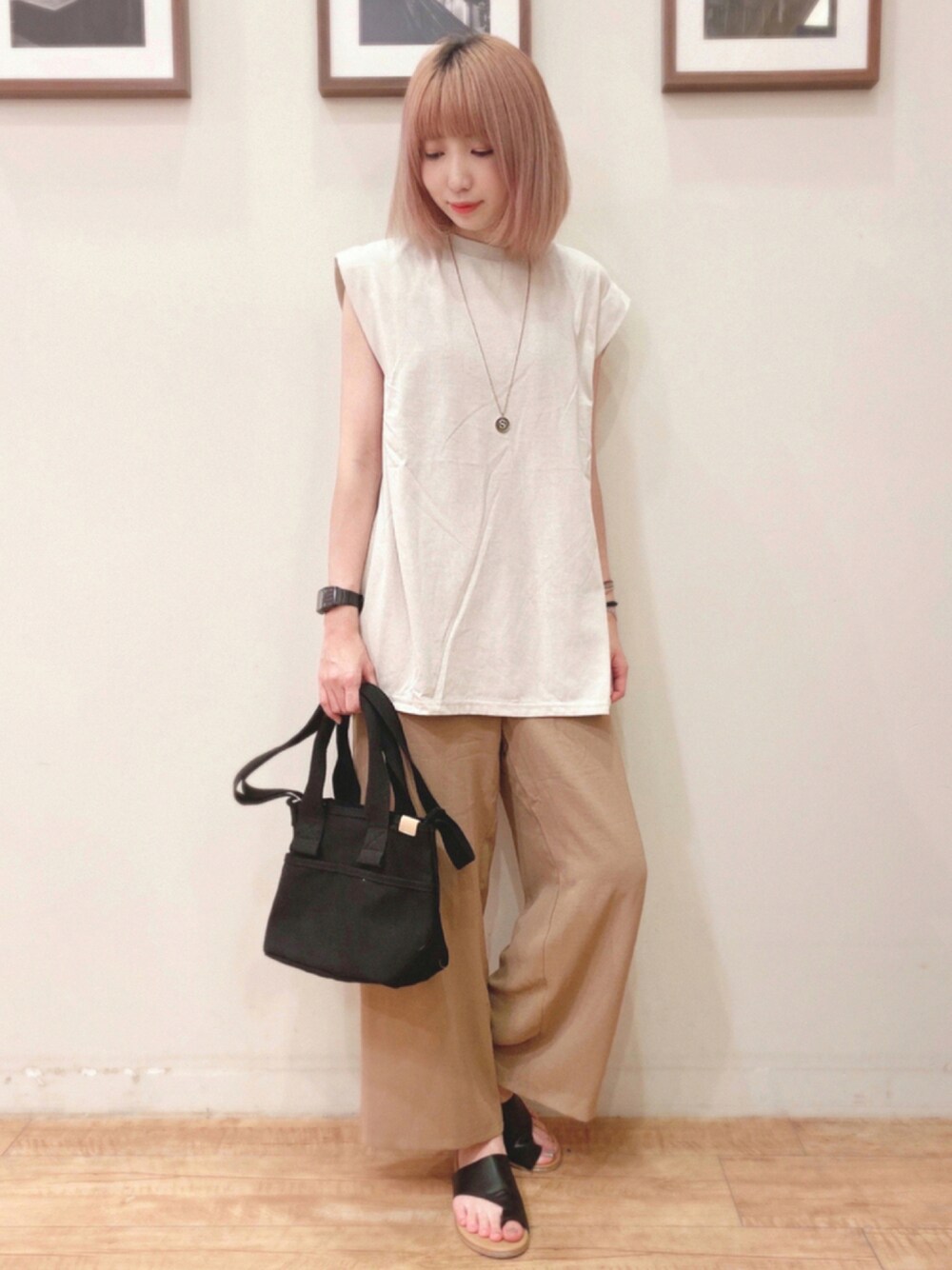 ベージュ系のTシャツ/カットソー、ベージュ系のその他パンツ、ブラック系のサンダルを着用したレディースの夏コーディネートの1枚目の写真