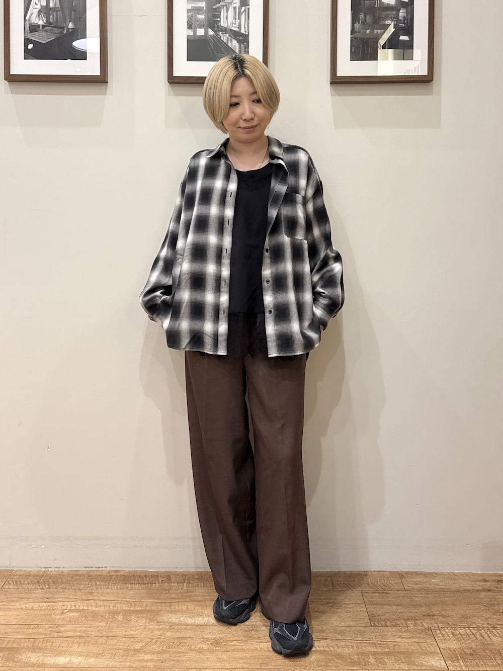 グレー系のシャツ/ブラウス、ブラック系のTシャツ/カットソー、ブラウン系のその他パンツを着用したレディースの秋コーディネートの1枚目の写真