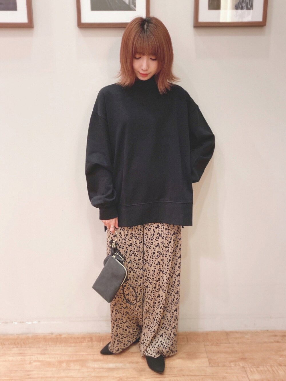 ブラック系のスウェット、ベージュ系のその他パンツ、ブラック系のショルダーバッグを着用したレディースの秋コーディネートの1枚目の写真