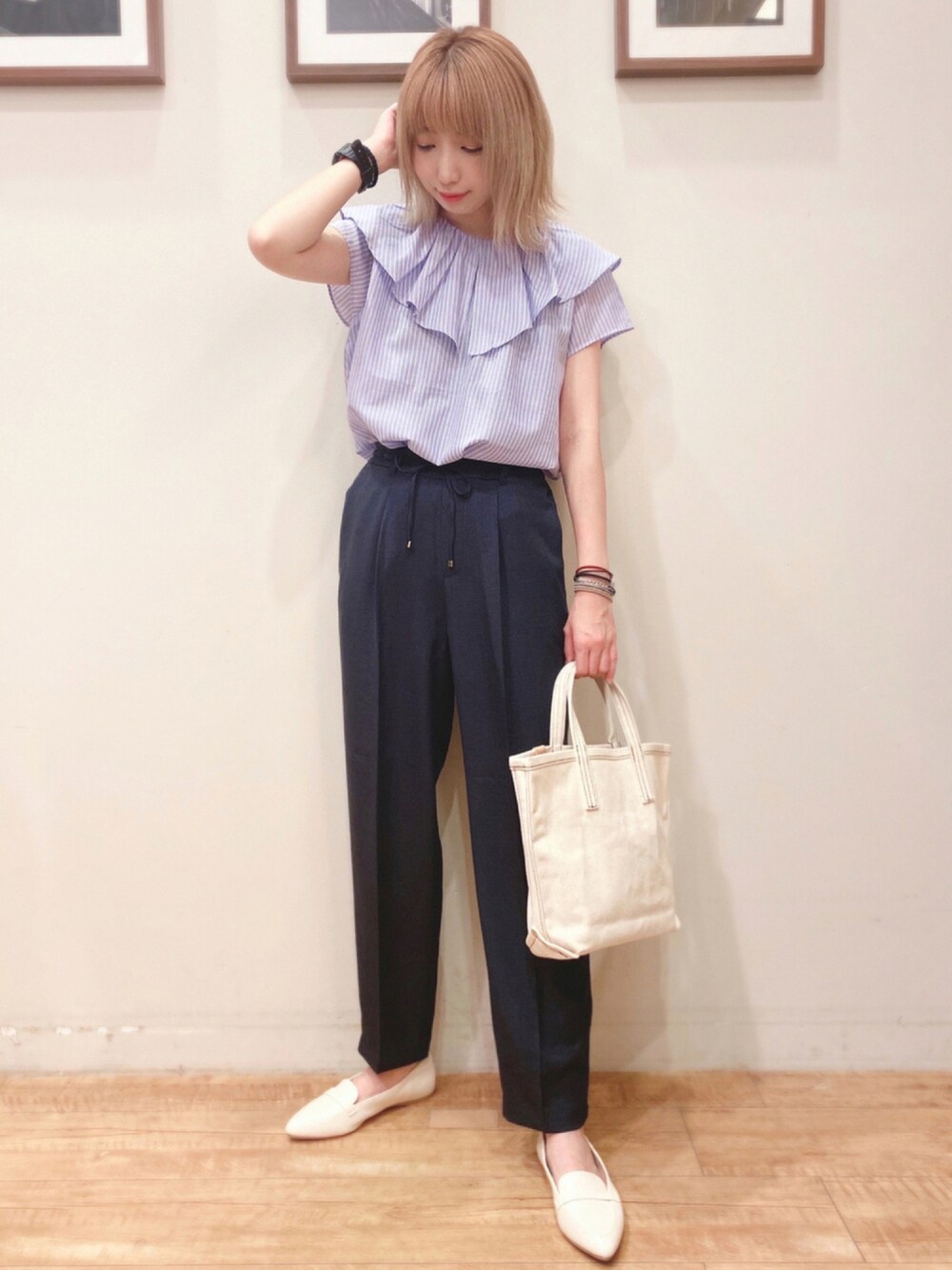 パープル系のシャツ/ブラウス、ブルー系のその他パンツ、ホワイト系のその他シューズを着用したレディースの夏コーディネートの1枚目の写真