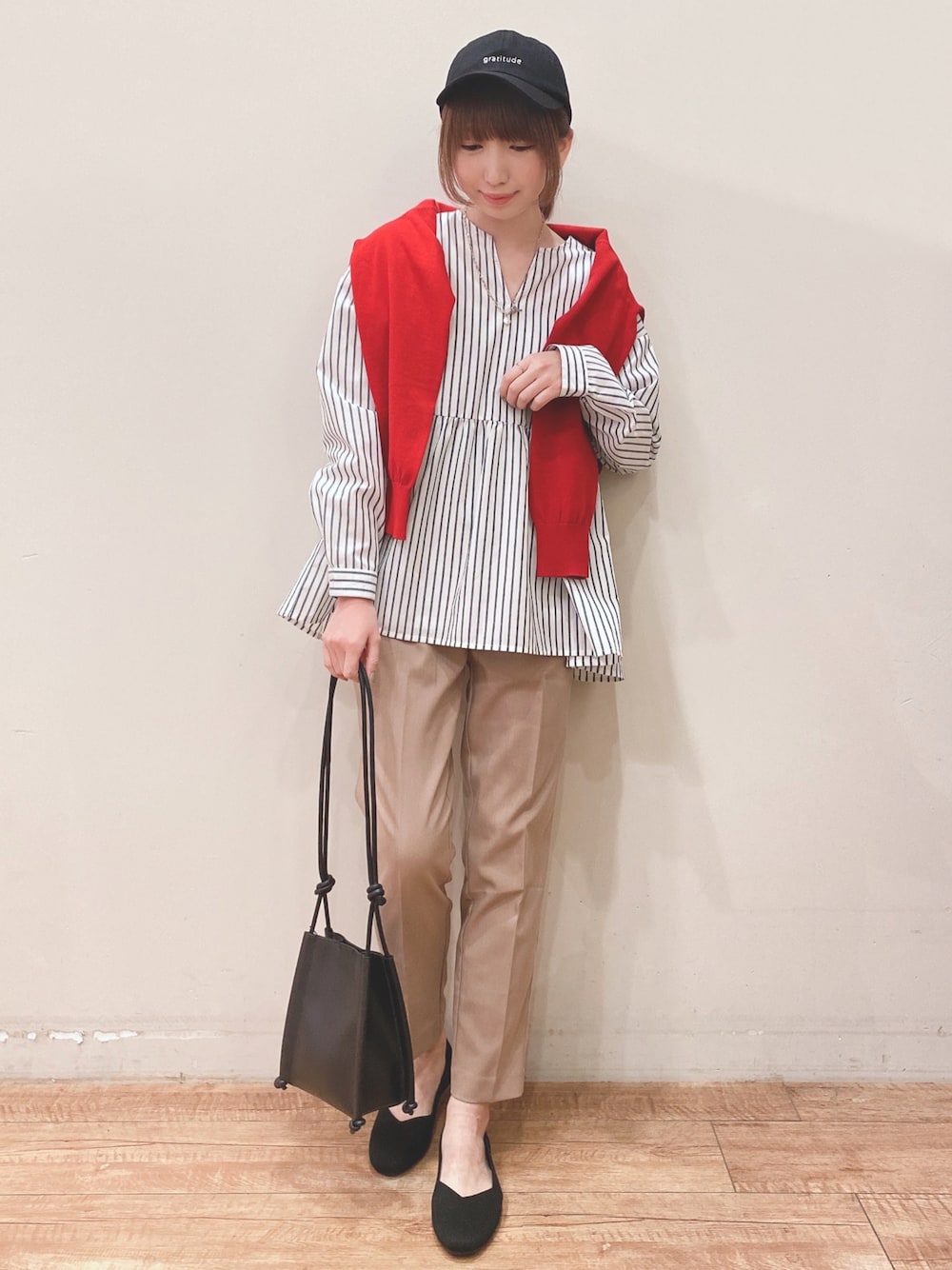 ブルー系のその他トップス、レッド系のカーディガン/ボレロ、ベージュ系のその他パンツを着用したレディースの春コーディネートの1枚目の写真