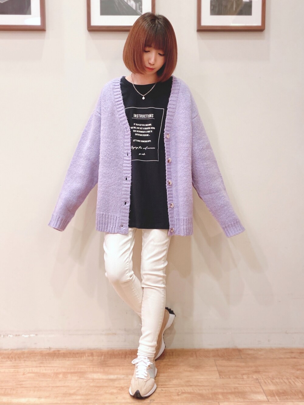 ブラック系のTシャツ/カットソー、パープル系のカーディガン/ボレロ、ホワイト系のデニムパンツを着用したレディースの冬コーディネートの1枚目の写真