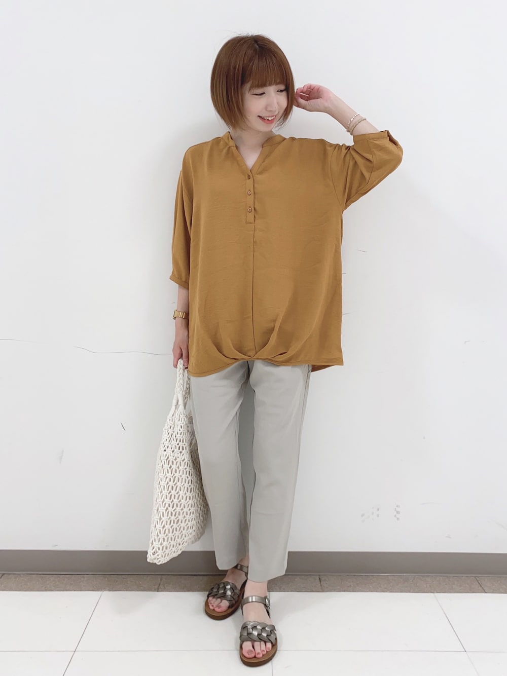 イエロー系のシャツ/ブラウス、グレー系のその他パンツ、その他のサンダルを着用したレディースの夏コーディネートの1枚目の写真