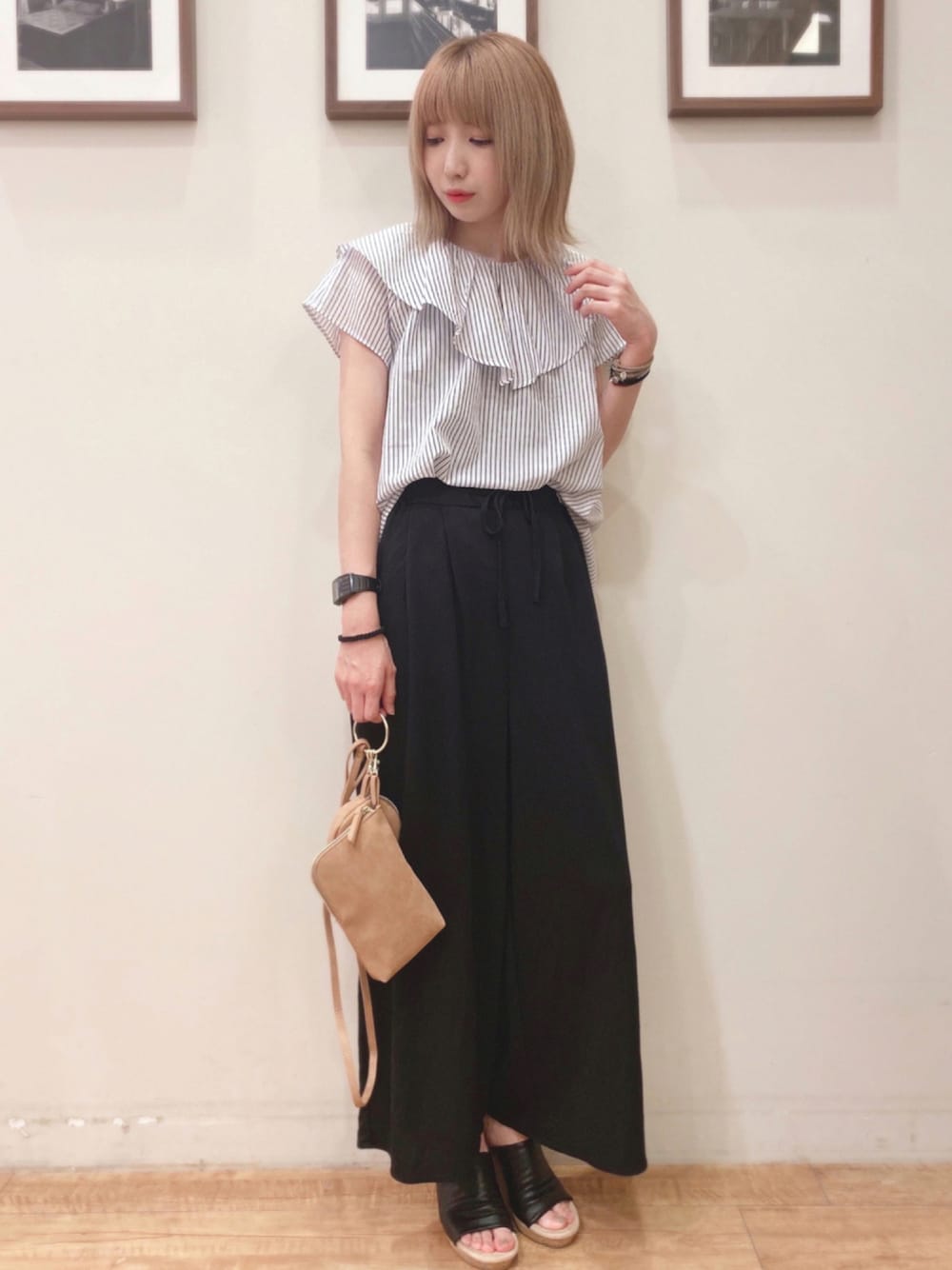 ホワイト系のシャツ/ブラウス、ブラック系のその他パンツ、ブラウン系のショルダーバッグを着用したレディースの夏コーディネートの1枚目の写真