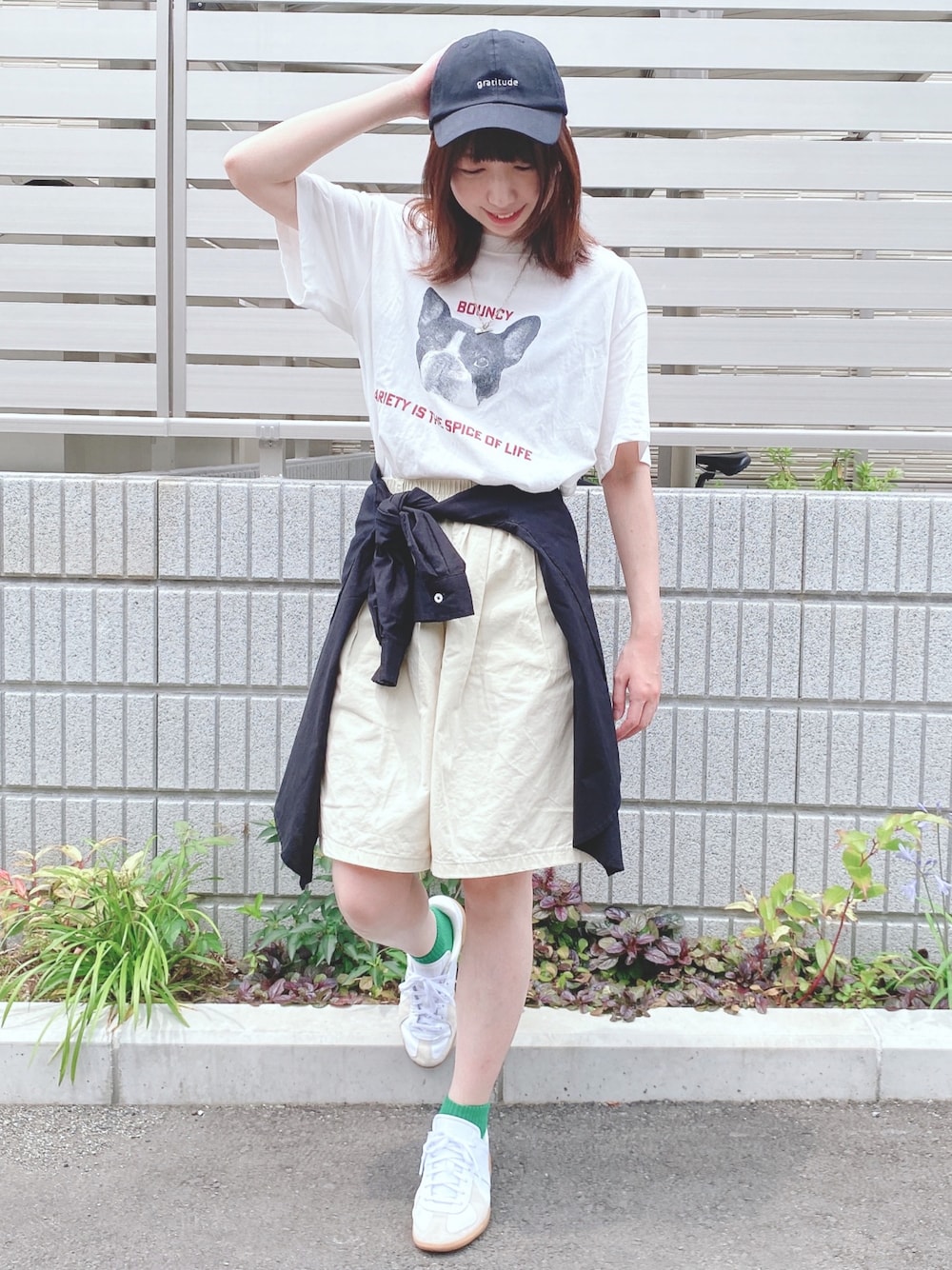 ホワイト系のTシャツ/カットソー、ベージュ系のその他パンツ、ホワイト系のスニーカーを着用したレディースの夏コーディネートの1枚目の写真