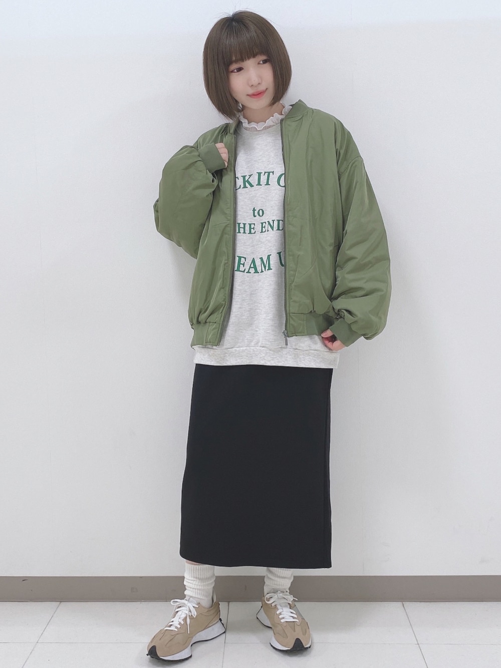 グレー系のスウェット、グリーン系のブルゾン、ホワイト系のTシャツ/カットソーを着用したレディースの秋コーディネートの1枚目の写真