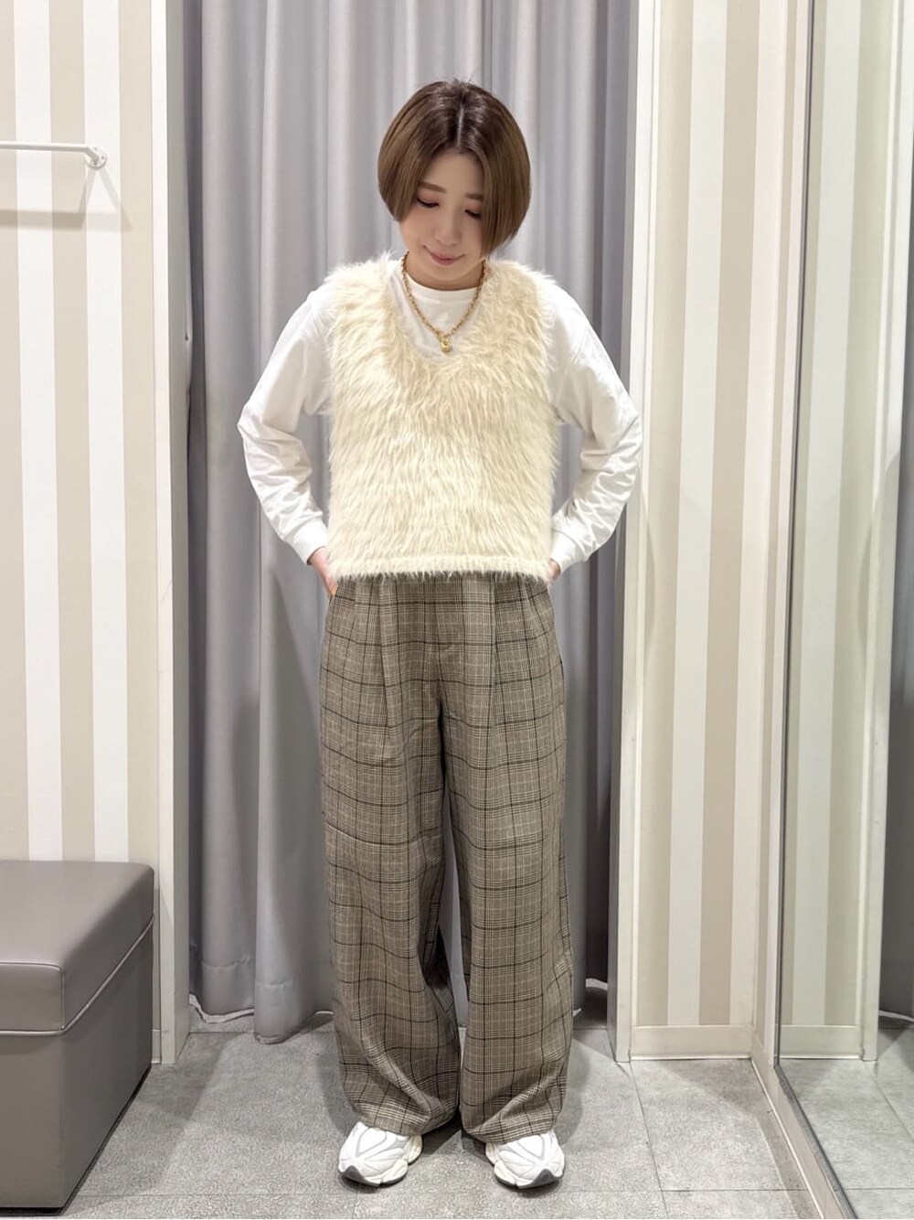 ホワイト系のその他トップス、ホワイト系のTシャツ/カットソー、ベージュ系のその他パンツを着用したレディースの秋コーディネートの1枚目の写真