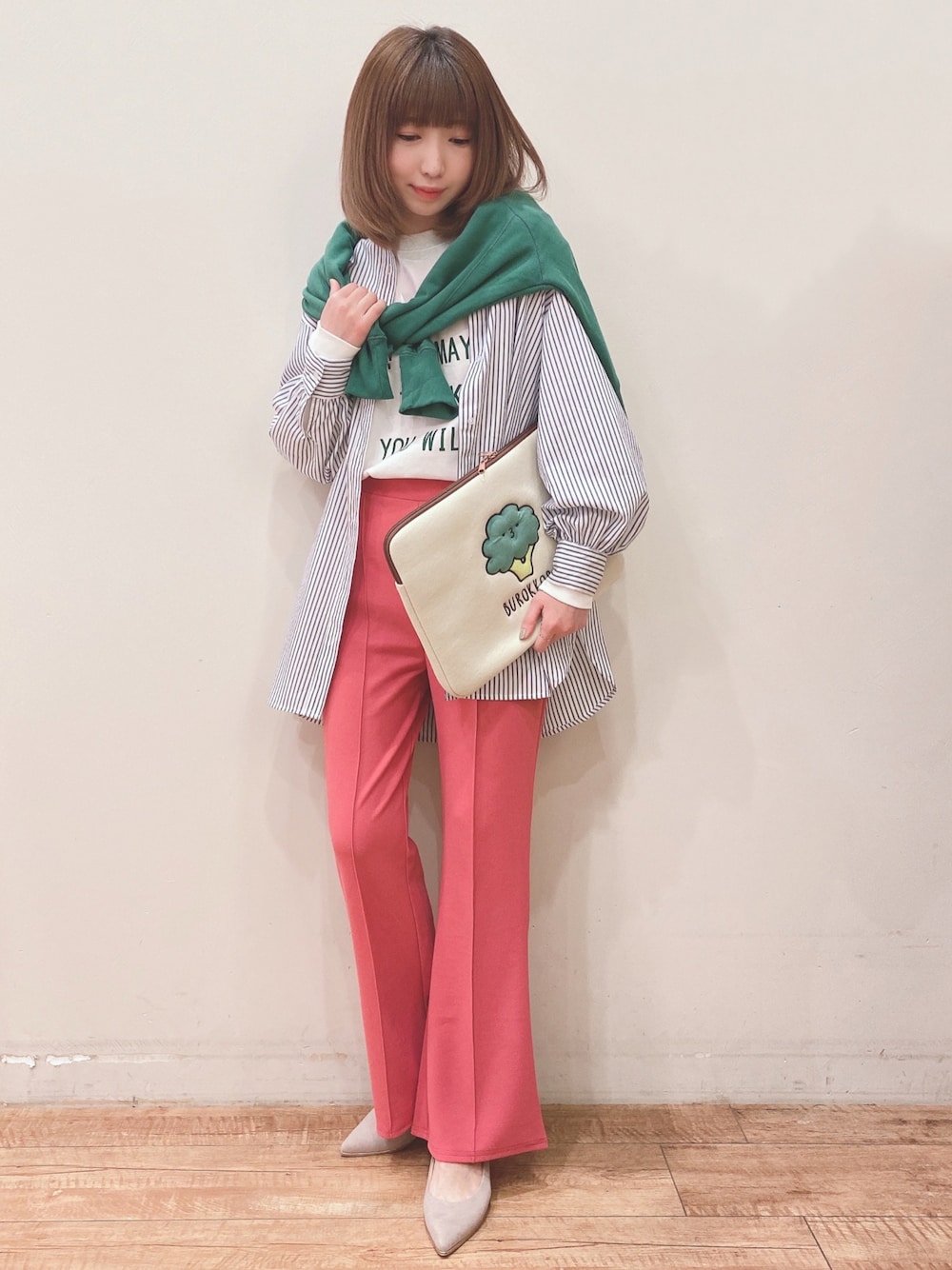 グリーン系のカーディガン/ボレロ、ブルー系のシャツ/ブラウス、ホワイト系のTシャツ/カットソーを着用したレディースの春コーディネートの1枚目の写真