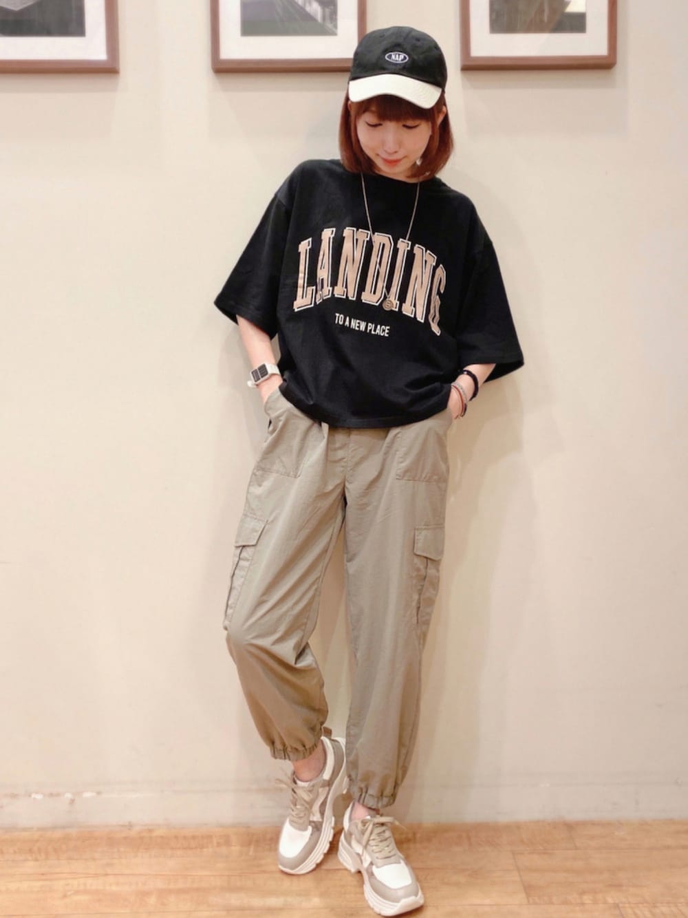 グレー系のその他パンツ、ブラック系のTシャツ/カットソー、ベージュ系のスニーカーを着用したレディースの夏コーディネートの1枚目の写真