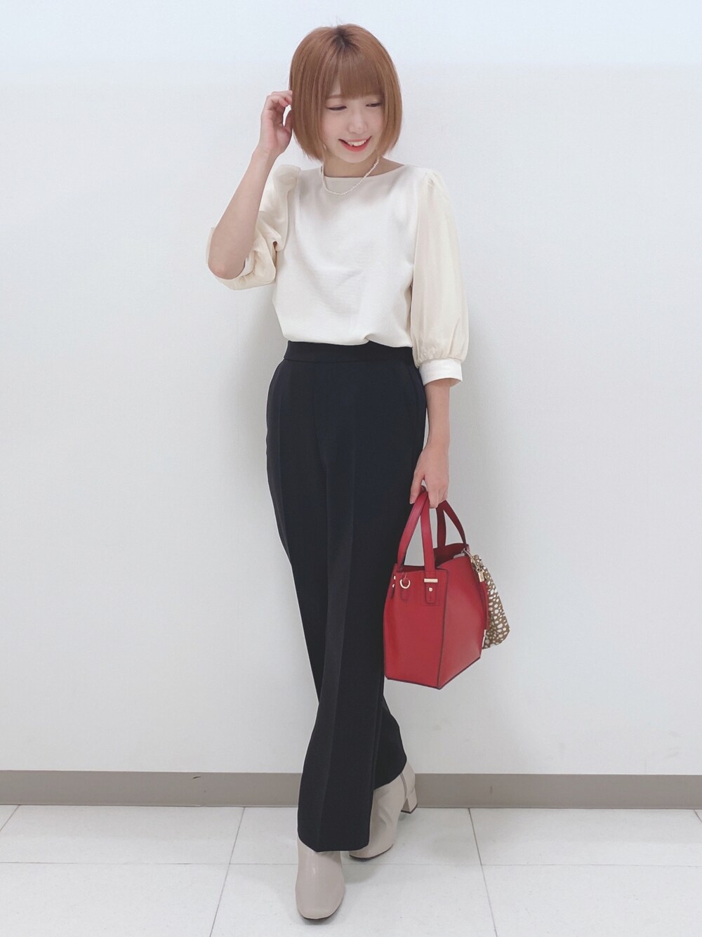 ホワイト系のTシャツ/カットソー、ブラック系のその他パンツ、レッド系のショルダーバッグを着用したレディースの秋コーディネートの1枚目の写真