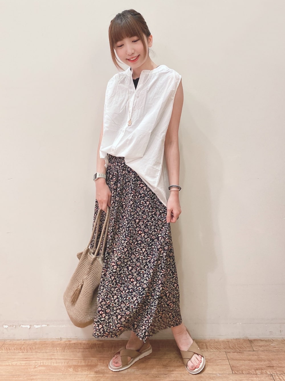 ホワイト系のシャツ/ブラウス、ブルー系のその他パンツ、ベージュ系のトートバッグを着用したレディースの春コーディネートの1枚目の写真