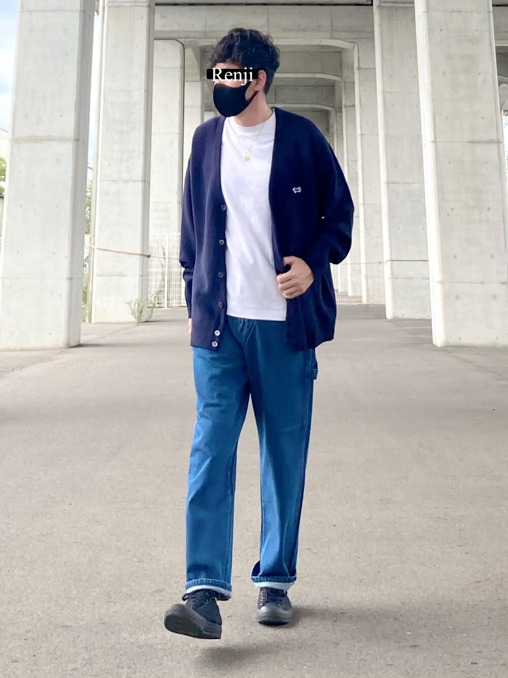 ブルー系のカーディガン/ボレロ、ブルー系のデニムパンツ、ゴールド系のネックレスを着用したメンズの秋コーディネートの1枚目の写真