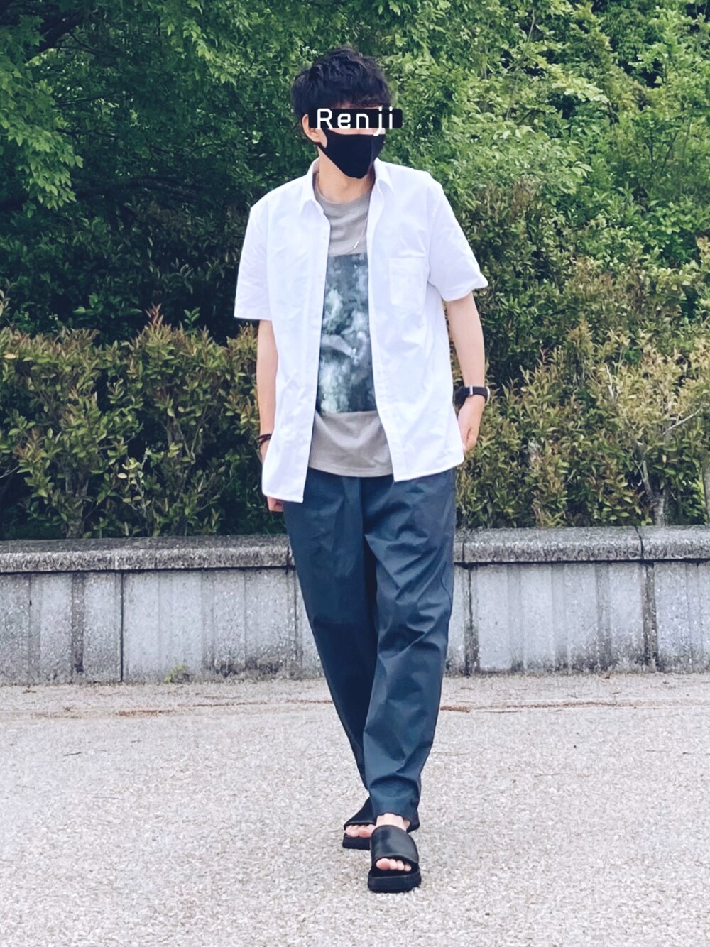 ホワイト系のシャツ/ブラウス、グレー系のTシャツ/カットソー、ブラック系のサンダルを着用したメンズの春コーディネートの1枚目の写真