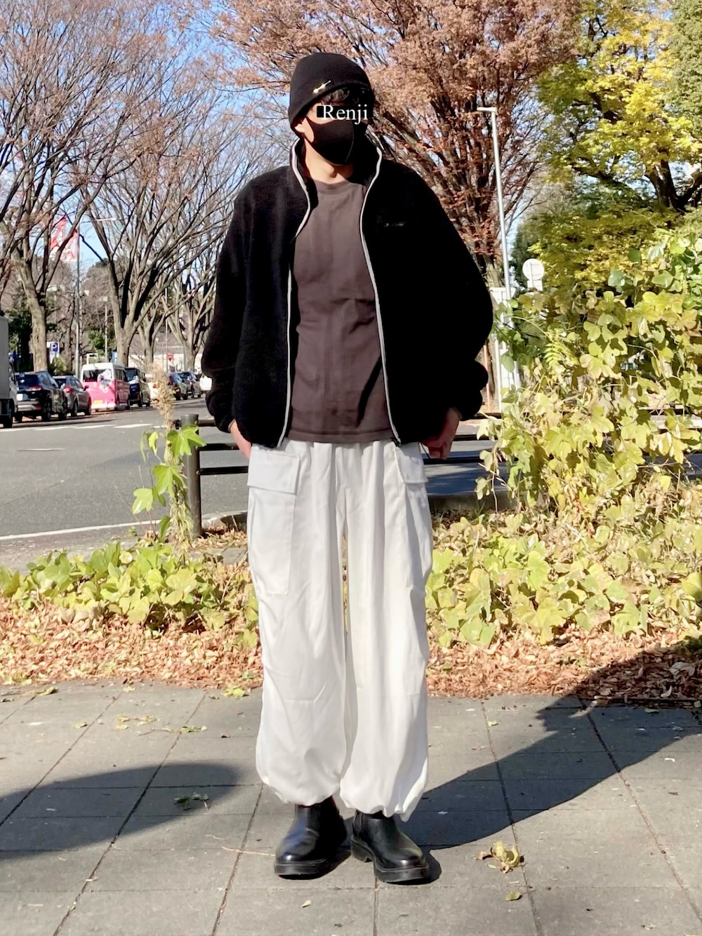ブラック系のブルゾン、ホワイト系のカーゴパンツ、グレー系のTシャツ/カットソーを着用したメンズの冬コーディネートの1枚目の写真