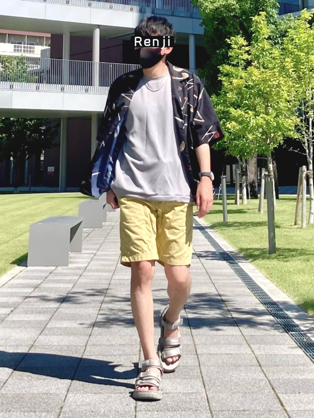 グレー系のTシャツ/カットソー、イエロー系のその他パンツ、グレー系のサンダルを着用したメンズの夏コーディネートの1枚目の写真