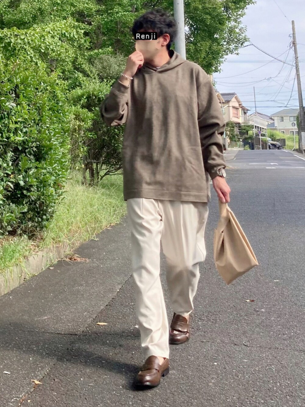 グリーン系のパーカー、ベージュ系のパンツ、ブラウン系のローファーを着用したメンズの秋コーディネートの1枚目の写真