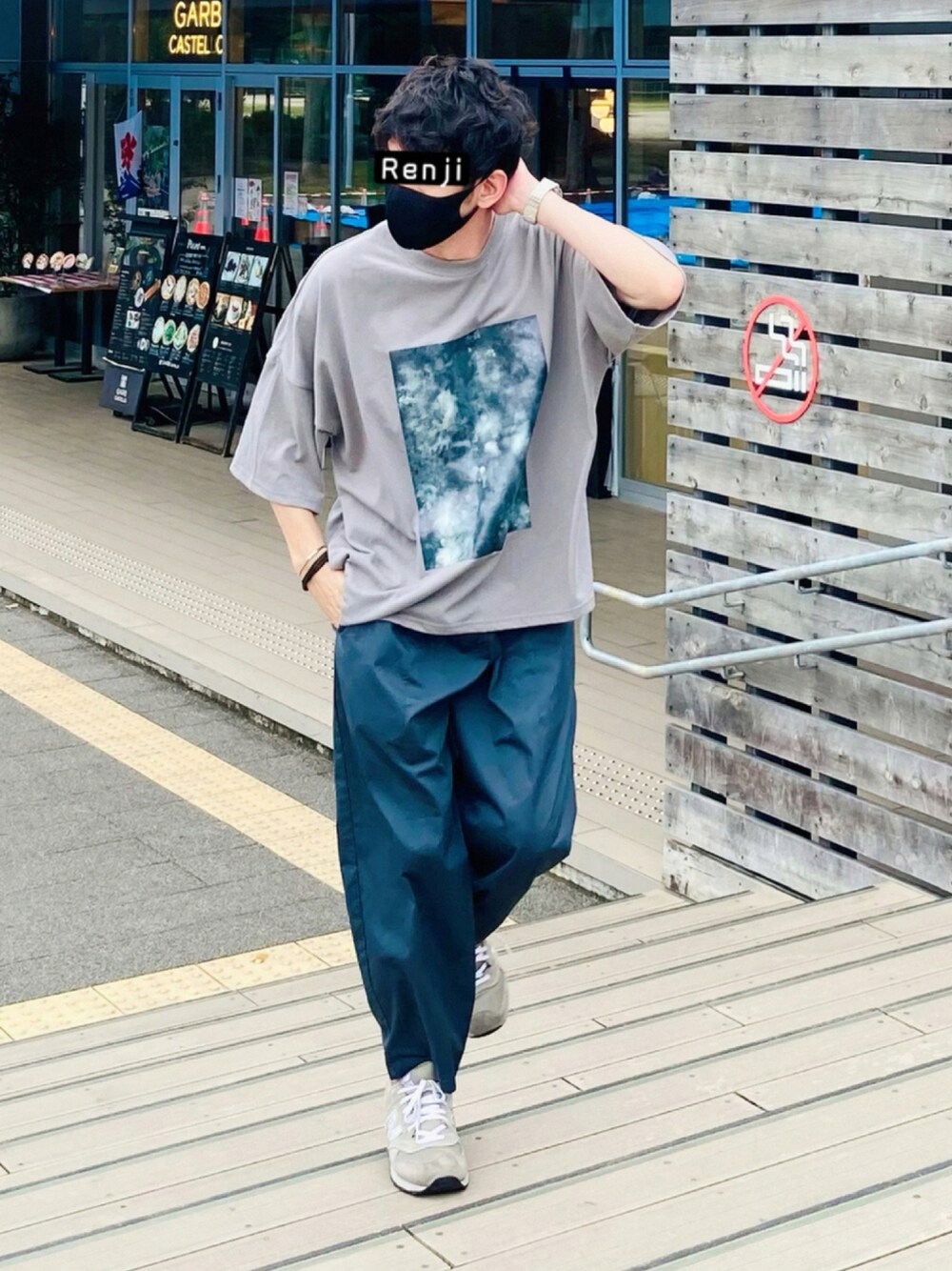 ブルー系のパンツ、グレー系のスニーカー、グレー系のTシャツ/カットソーを着用したメンズの夏コーディネートの1枚目の写真