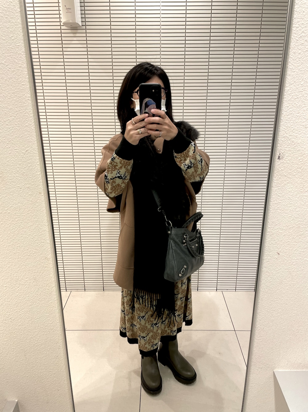 「韓国産のアイテム（ストール/ショール、ブラック系）」を使った、mika16mikaさん（レディース・155cm）の冬コーディネートの1枚目の写真
