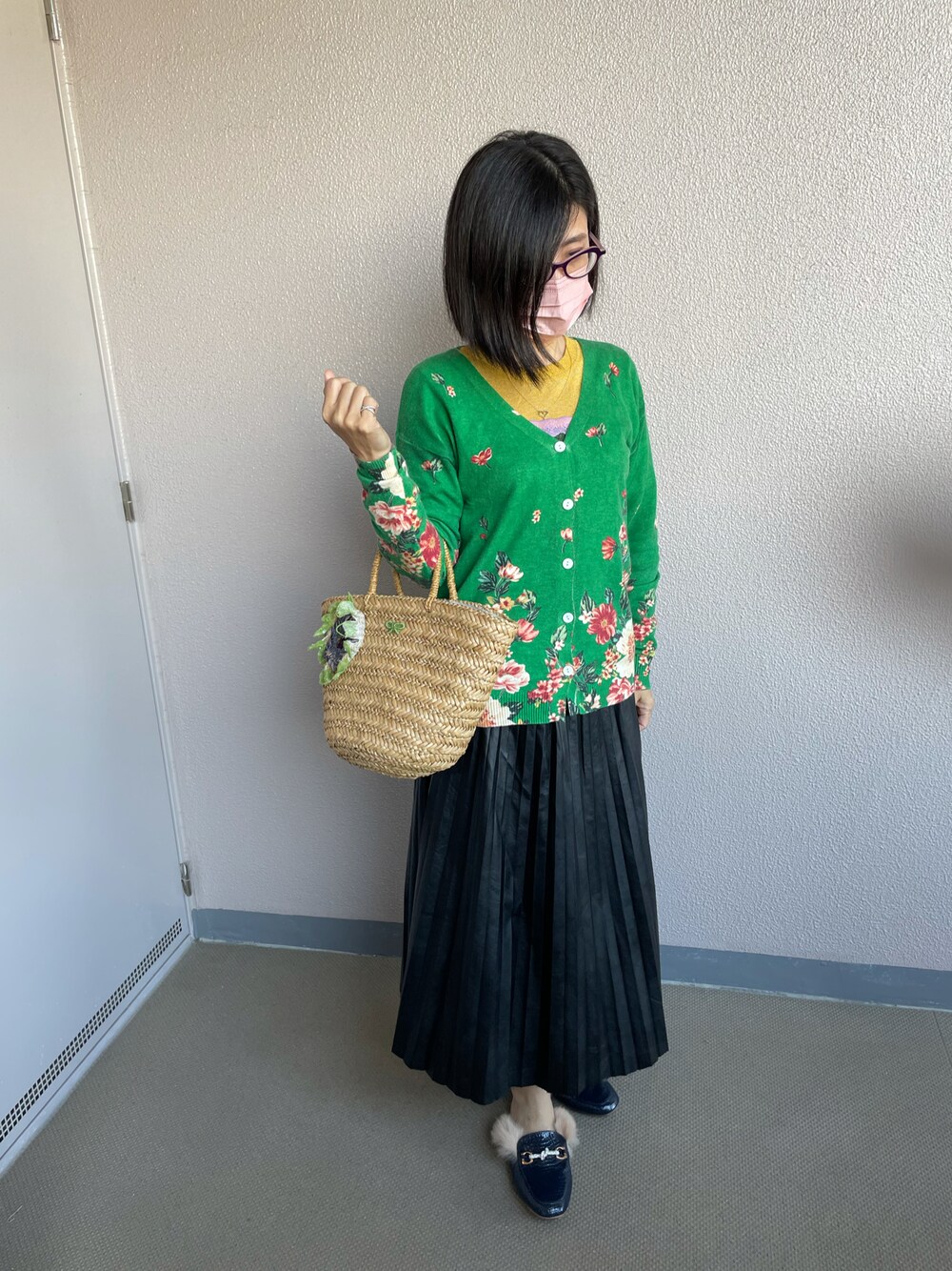 「ショッピングセンターのセールワゴンのアイテム（スカート、ブラック系）」を使った、mika16mikaさん（レディース・155cm）の春コーディネートの1枚目の写真