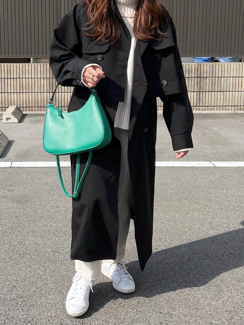 「春服みてみて、休日スタイル、シンプルコーデ、きれいめカジュアル、お洒落さんとつながりたい、大人カジュアル、大人かわいい、プチプラ、グリーン、ブラック、カジュアル、低身長コーデ、ロングコート」｜「nairoのアイテム（トレンチコート、ブラック系）」を使った、pear0504さん（レディース・150cm）の春コーディネートの1枚目の写真