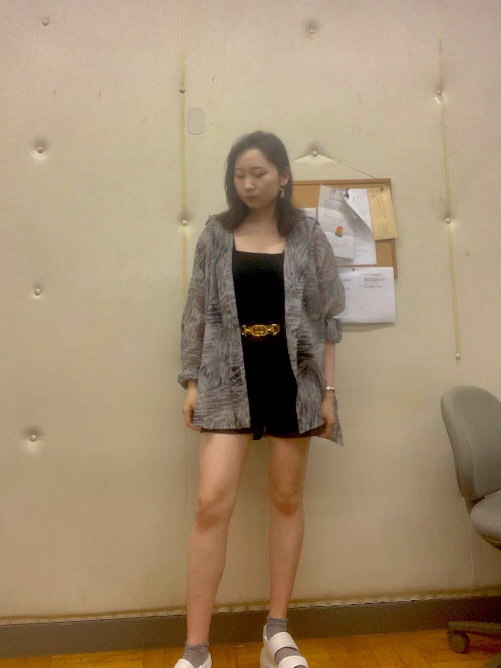 「大人カジュアル、今日のコーデ、柄シャツ、黒、EMODA、おしゃれさんと繋がりたい、いいね、save、フォローお願いします🤑、シャツスタイル、肌見せ、雨の日コーデ」｜「EMODAのミニマルフィットニット（タンクトップ、ブラック系）」を使った、ぴぴまるさん（レディース・167cm）の夏コーディネートの1枚目の写真
