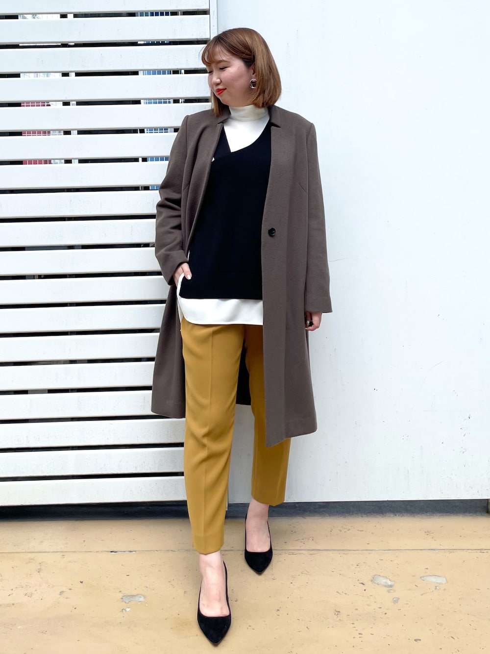 「だから秋服が好き、秋のコーデ、冬コーデ、ノーカラーコート、コート、パンツスタイル、マスタード、大人コーデ、高身長コーデ、オフィスカジュアル、カラーパンツ、パンツコーデ、パンプス、冬、冬アウター」｜「CAST:のテーパードカラーパンツ（その他パンツ、イエロー系）」を使った、yukariさん（レディース・163cm）の秋コーディネートの1枚目の写真