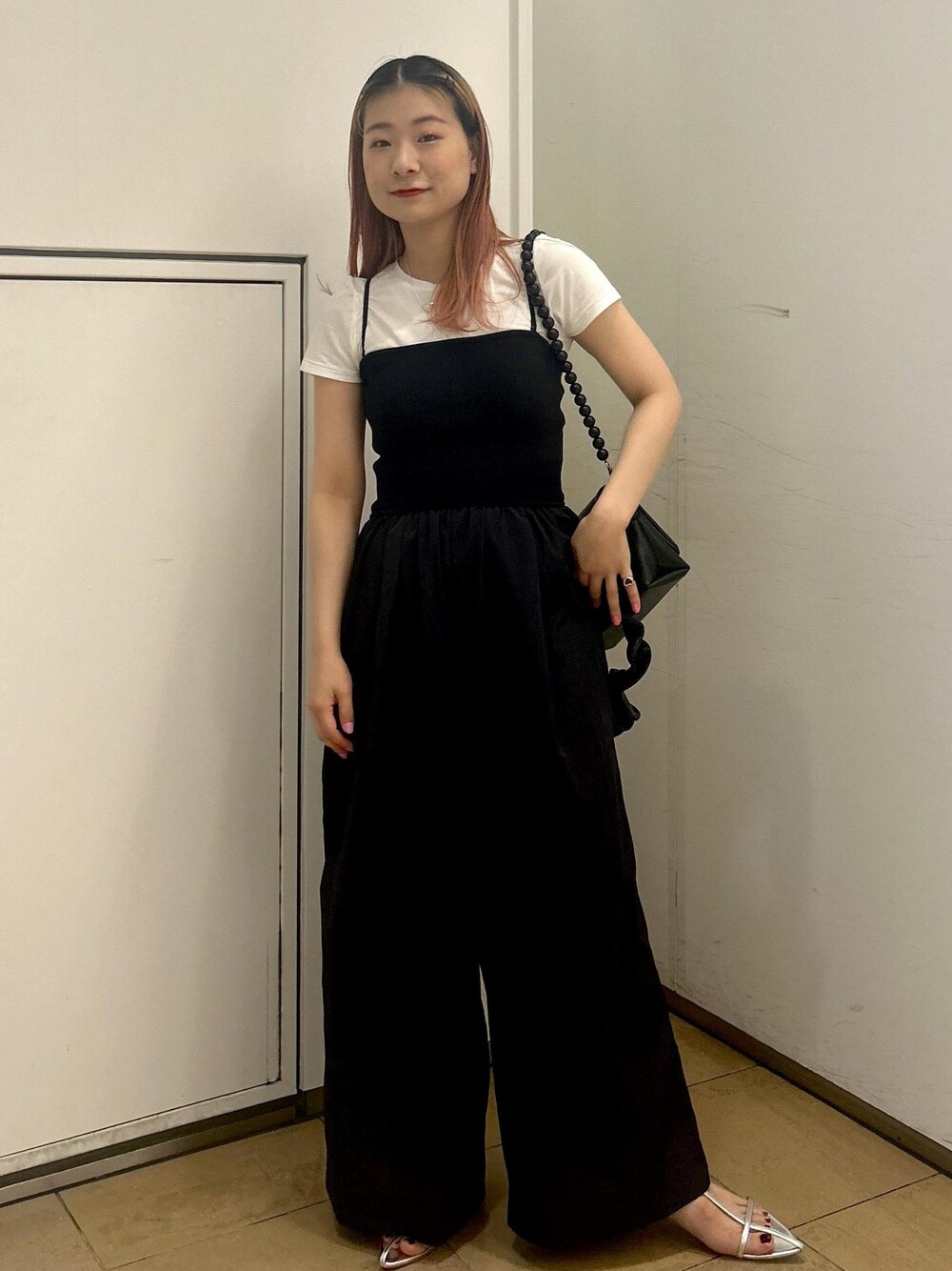 「Hanes、ヘインズ、BIOTOP、ビオトープ、クロップド、クロップド丈、KNOWHOW JEWELRY、ノウハウジュエリー、ハート、ハートモチーフ、リング、ネックレス、ADAM ET ROPÉ、FEMME、骨格ウェーブ」｜「ADAM ET ROPE'の【サステナブル】ナロークロスストラップサンダル（サンダル、シルバー系）」を使った、ハヅキさん（レディース・158cm）の夏コーディネートの1枚目の写真