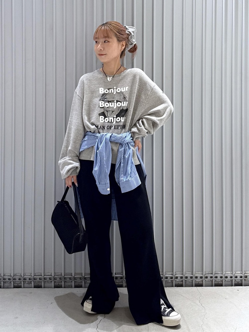 ブラック系のハンドバッグ、ブルー系のシャツ/ブラウス、ブラック系のその他パンツを着用したレディースの秋コーディネートの1枚目の写真