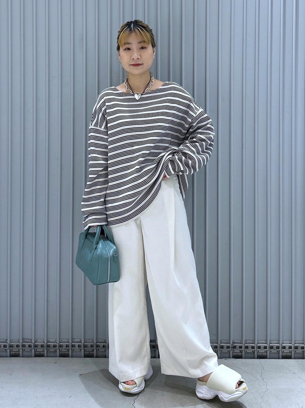 ホワイト系のサンダル、ホワイト系のその他パンツ、ブルー系のボストンバッグを着用したレディースの春コーディネートの1枚目の写真