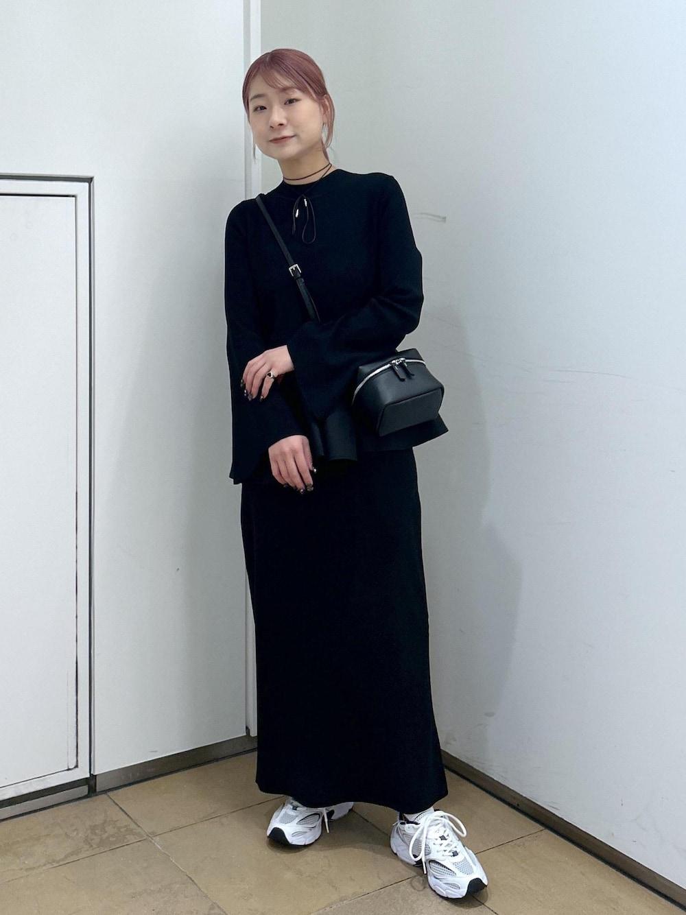 「ラコステ、初春コーデ、春コーデ、お出かけコーデ、スポーツミックス、モード、大人カジュアル、スカートスタイル、モノトーンコーデ、フェミニンコーデ、きれいめコーデ、別注アイテム、ADAM ET ROPÉ、ウェーブ、イエベ春」｜「ADAM ET ROPE'のシュリンクミニバニティーバッグ（ショルダーバッグ、ブラック系）」を使った、ハヅキさん（レディース・158cm）の冬コーディネートの1枚目の写真