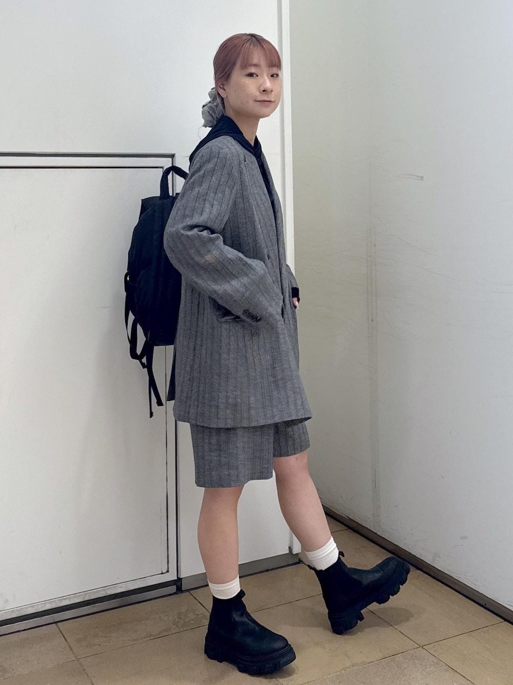 グレー系のその他パンツ、グレー系のテーラードジャケット、ブラック系のブーツを着用したレディースの秋コーディネートの1枚目の写真