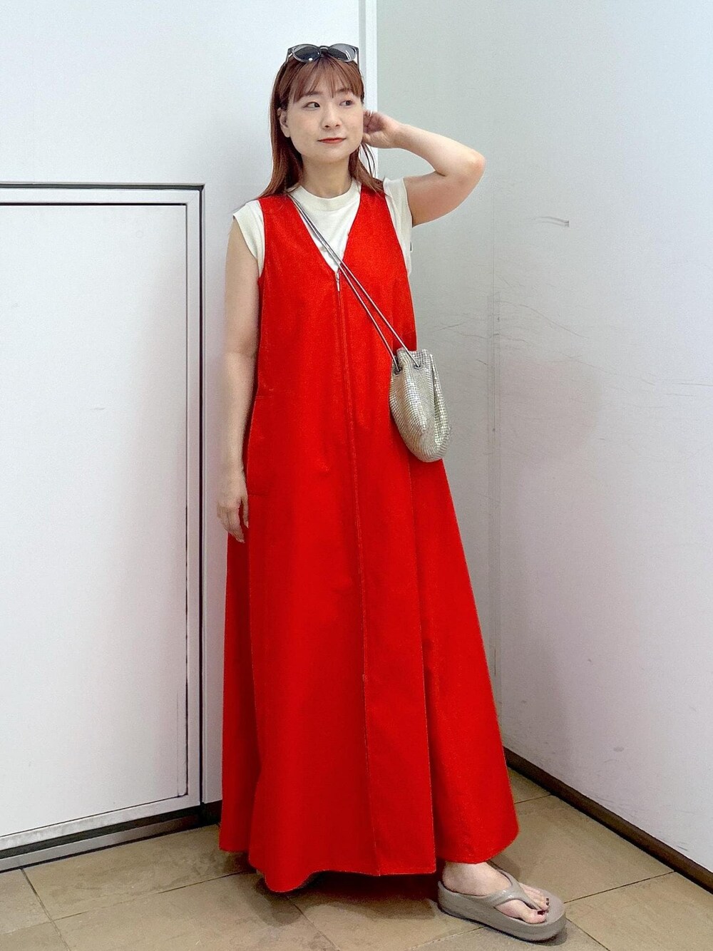 その他のハンドバッグ、ベージュ系のタンクトップ、レッド系のワンピースを着用したレディースの夏コーディネートの1枚目の写真