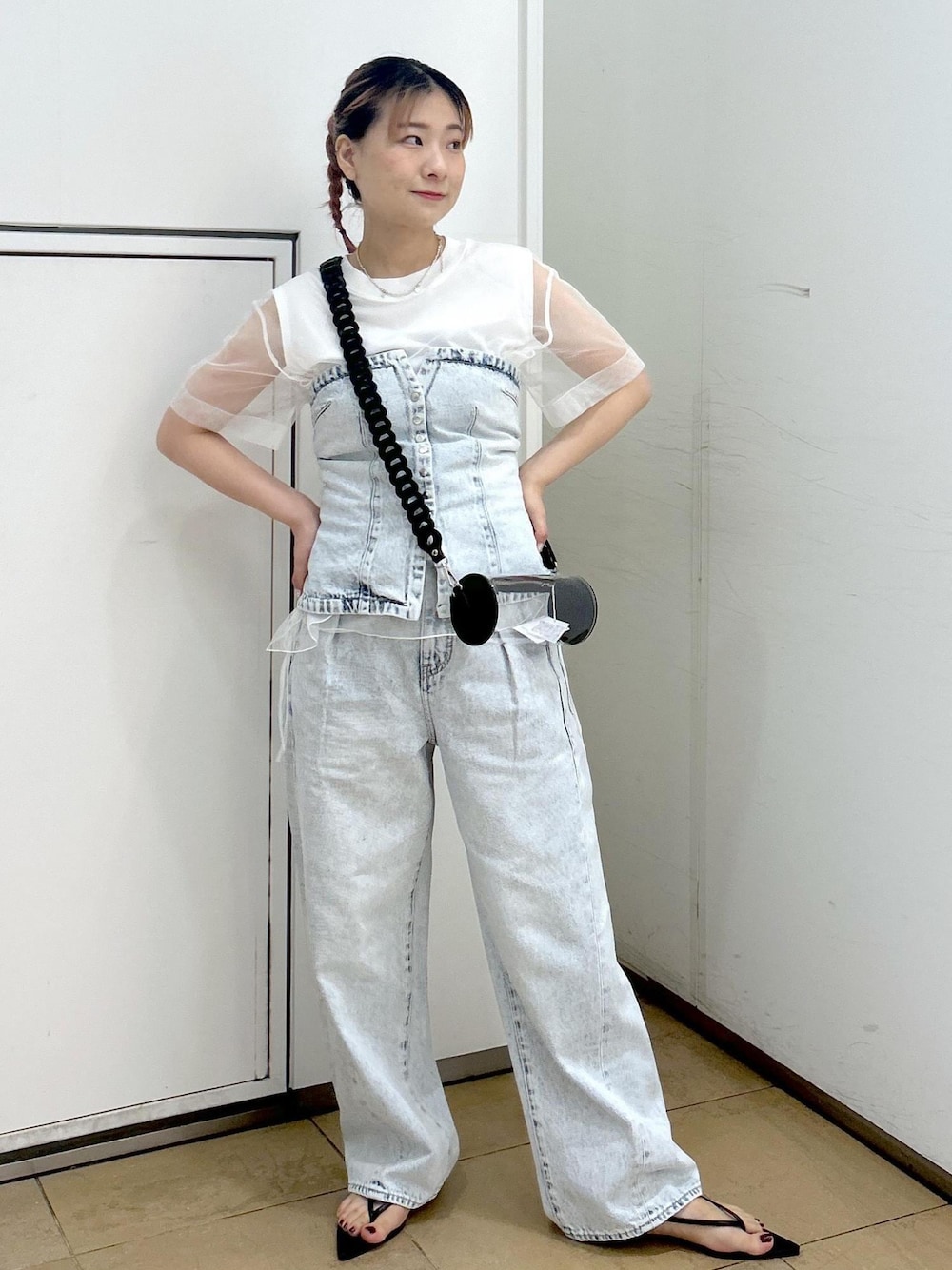 「クリアバッグ、クリア、ショルダーバッグ、チュール、パンツ、デニム、サンダル、ADAM ET ROPÉ、FEMME、骨格ウェーブ、イエベ、カジュアル、大人カジュアル、フェミニン、モード」｜「ADAM ET ROPE'のストラップビーチサンダル（サンダル、ブラック系）」を使った、ハヅキさん（レディース・158cm）の春コーディネートの1枚目の写真