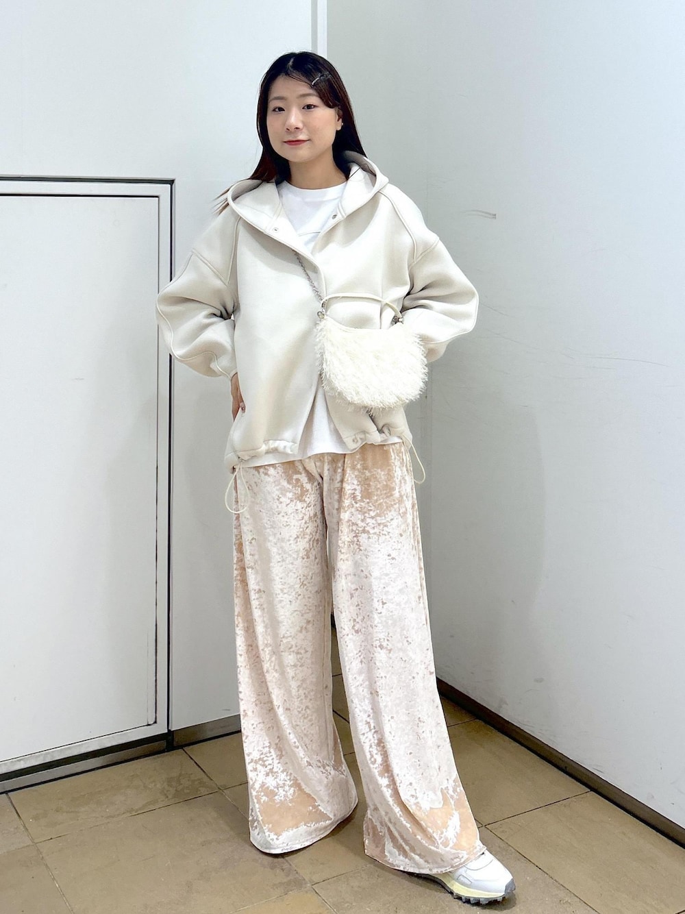 「LACOSTE、ラコステ、SIMONE WILD、シモーネワイルド、champion、チャンピオン、初秋コーデ、秋コーデ、初冬コーデ、冬コーデ、お出かけコーデ、大人カジュアル、レイヤード、パンツスタイル、体型カバー」｜「Championの【Champion for ADAM ET ROPE'】別注LOGO L/S  T-SHIRT（Tシャツ/カットソー、ホワイト系）」を使った、ハヅキさん（レディース・158cm）の秋コーディネートの1枚目の写真