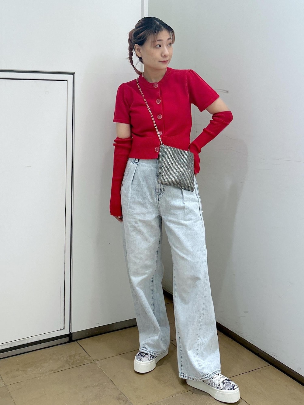 「SUPERGA、スペルガ、プラットフォーム、SITA NEVADO、シタネバド、カラー、羽織り、赤、レッド、アームカバー、ニット、カーディガン、パンツ、ADAM ET ROPÉ、FEMME」｜「SUPERGAの【SUPERGA ADAM ET ROPE' Exclusive】PRINT プラットフォーム スニーカー（スニーカー、ブラック系）」を使った、ハヅキさん（レディース・158cm）の春コーディネートの1枚目の写真