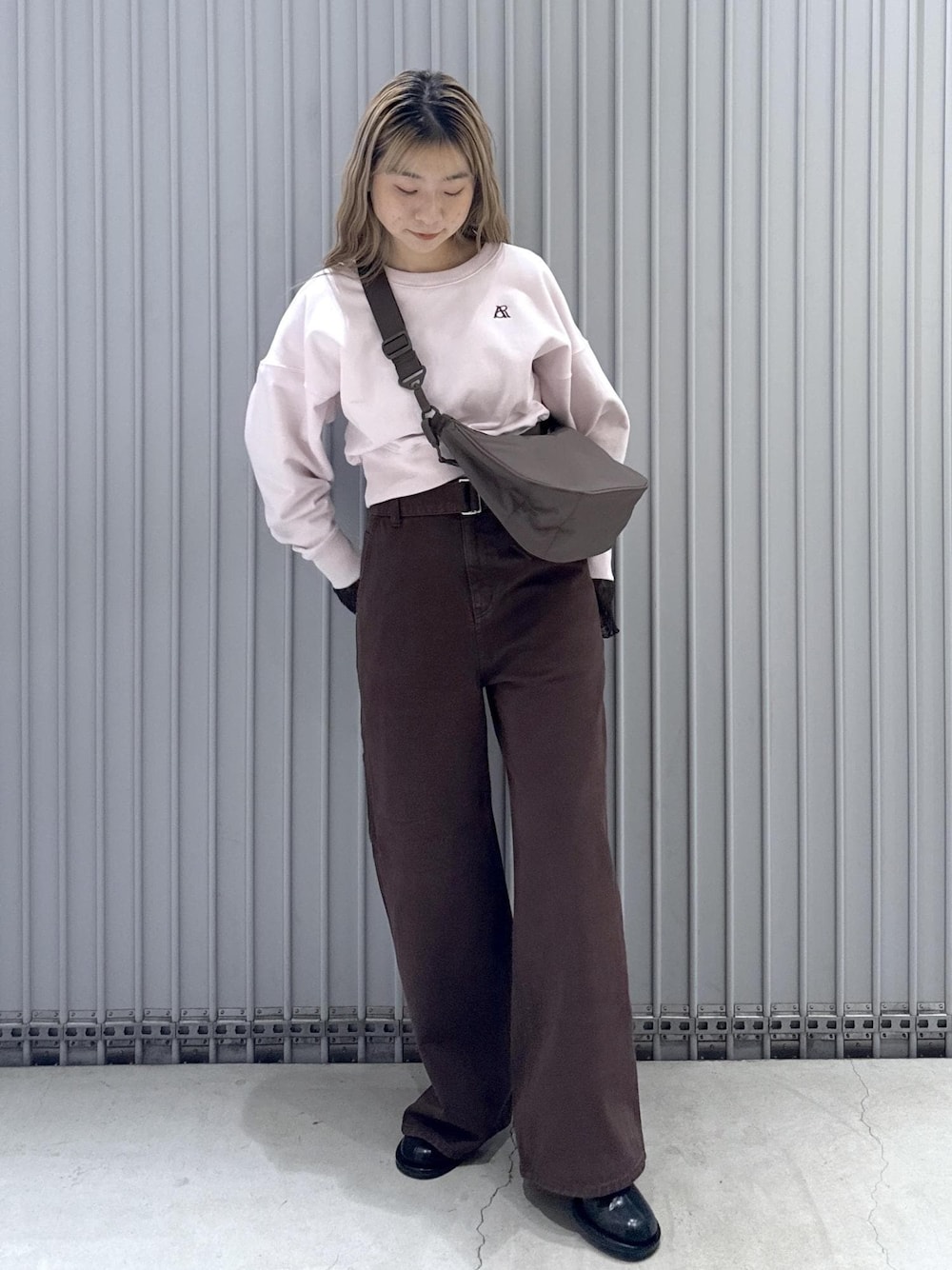 ブラック系のサンダル、ピンク系のスウェット、ブラウン系のTシャツ/カットソーを着用したレディースの冬コーディネートの1枚目の写真