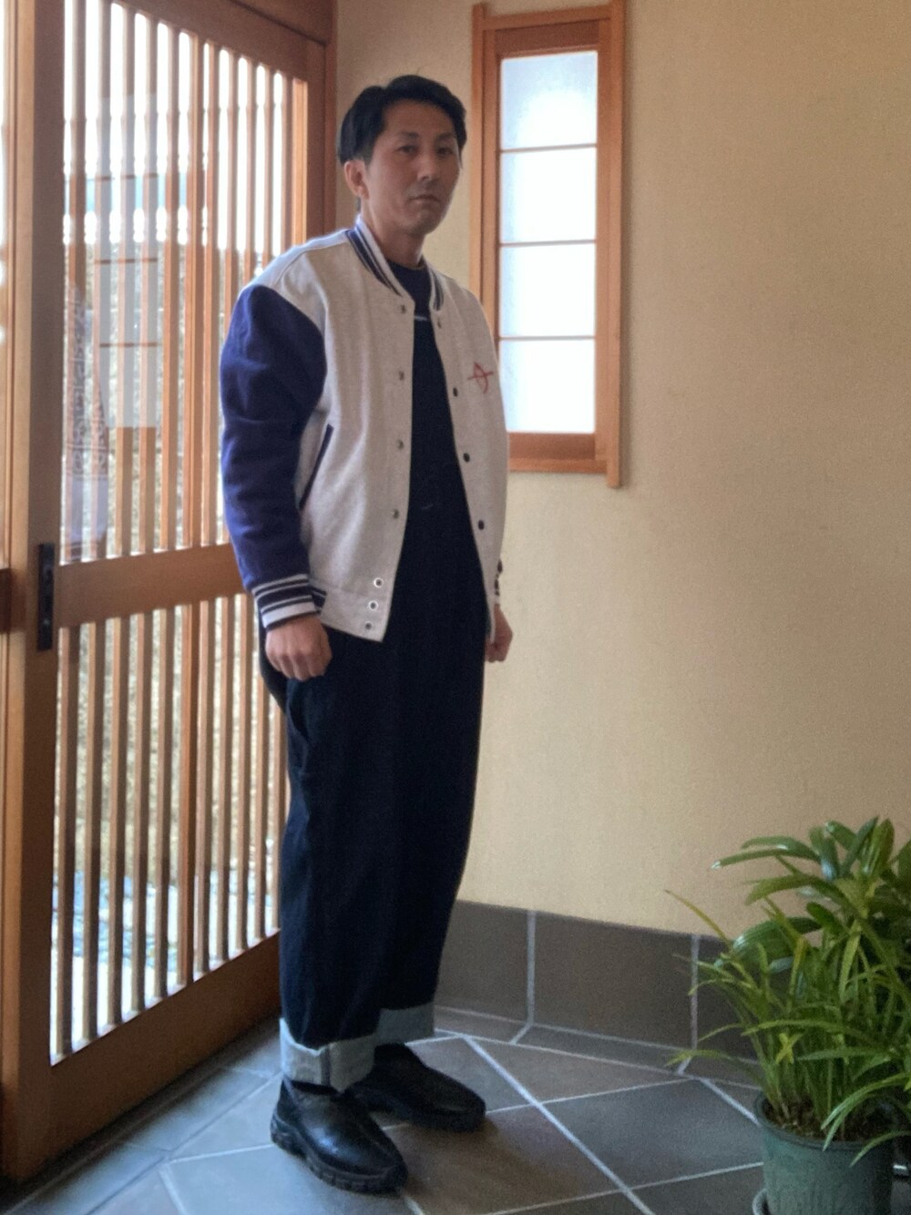 「スタジャン、オーバーオール」｜「UiscelのUiscel　フェイクレザースリッポン（スリッポン、ブラック系）」を使った、オッパみさん（メンズ・165cm）の冬コーディネートの1枚目の写真
