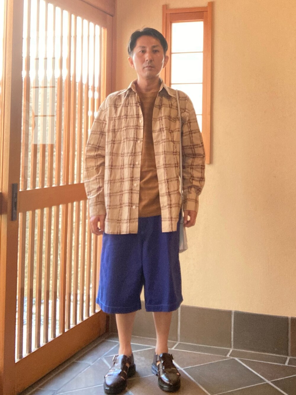 「ボーダーTシャツ、グルカサンダル」｜「URBAN RESEARCH DOORSのマルチボーダーショートスリーブTシャツ（Tシャツ/カットソー、イエロー系）」を使った、オッパみさん（メンズ・165cm）の夏コーディネートの1枚目の写真