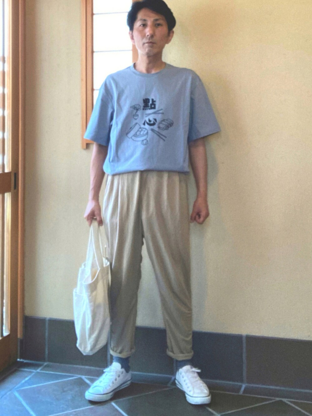 「御盆、墓参り、たるませタックイン、タックイン、チャイナ、夏だ！Tシャツ着よう！、ホワイトスニーカー、シンプルコーデ」｜「RAG MACHINEの【RAG MACHINE】「nobee」 楽伸びSUMMERテーパードパンツ（その他パンツ、ベージュ系）」を使った、オッパみさん（メンズ・164cm）の夏コーディネートの1枚目の写真