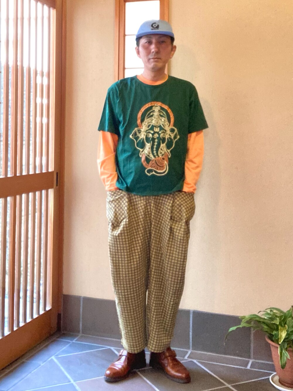 「ロンT、ブーツ、レイヤードスタイル、ガネーシャ、チェッカーずまつり2022秋」｜「チャイハネの【チャイハネ】チェクモ変形MEN'Sパンツ（その他パンツ、グリーン系）」を使った、オッパみさん（メンズ・165cm）の秋コーディネートの1枚目の写真