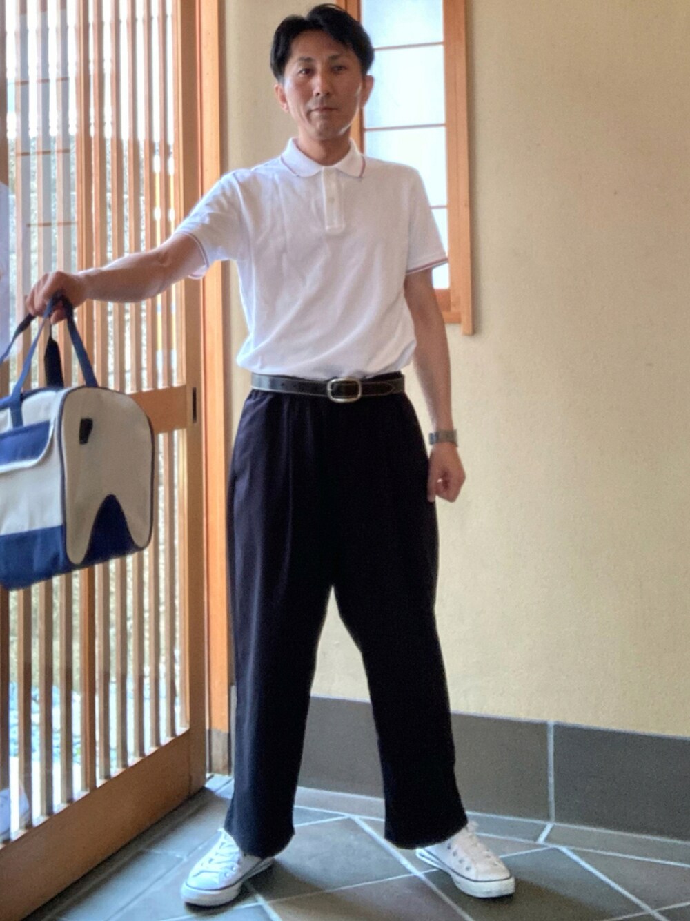 「白スニーカー、ポロシャツ」｜「UNIQLOのカノコエリラインポロシャツ（半袖）＋（ポロシャツ、ホワイト系）」を使った、オッパみさん（メンズ・164cm）の秋コーディネートの1枚目の写真